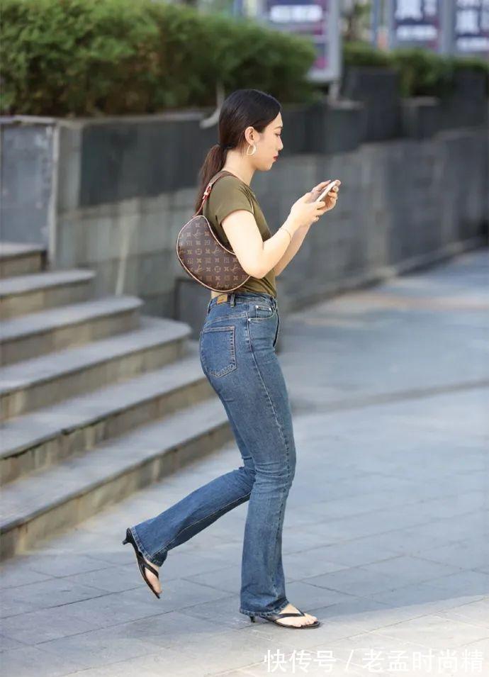 文艺 街拍:牛仔裤展现出独特身材魅力,自然魅力散发出来,好看又文艺