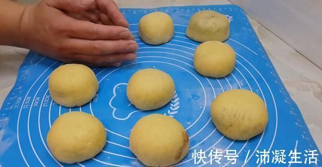 家常|面粉这样做太香了，不用烤不油炸，比吃面包还香，一次8个不够吃