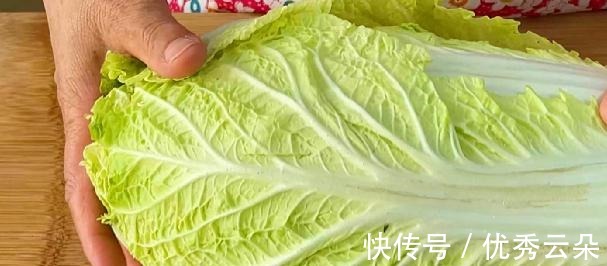 调白菜肉馅时，最忌用盐杀白菜，教你饭店不外传配方，鲜香又多汁！