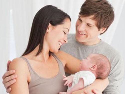 猪八戒|爸爸和舅舅抢着抱新生儿，护士看笑，网友：“猪八戒”在看人参果