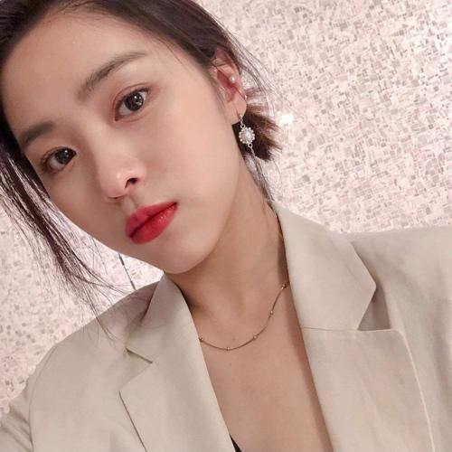 6个“显白小心机”让你气质马上UP！从穿搭、妆容入手！瞬间提亮暗沉肤色！