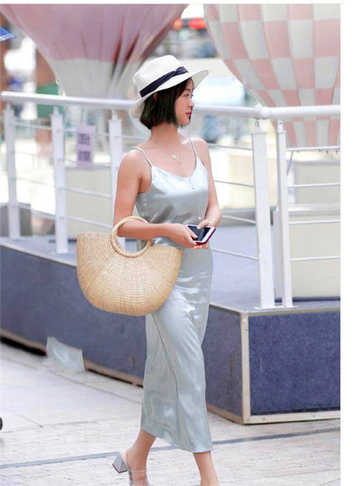 仙气十足|街拍:气质美女穿白色连衣裙,长发披肩,仙气十足