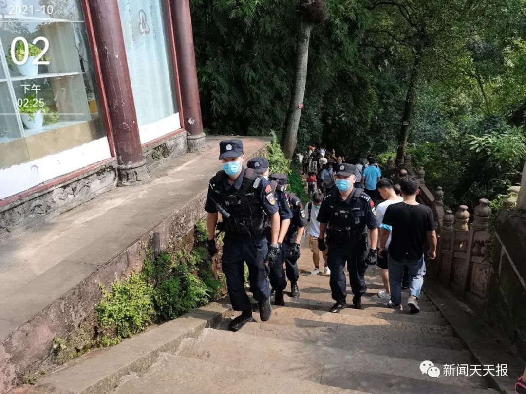 景区|给乐山民警点赞！外地游客拍视频表白“警察叔叔最可爱”