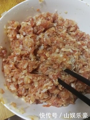 做萝卜肉馅的饺子,焯水和不焯水有多大区别很多人都做错了
