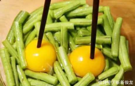 这两样素菜一起炒,实在太鲜香了,难怪女儿爱吃,比吃肉