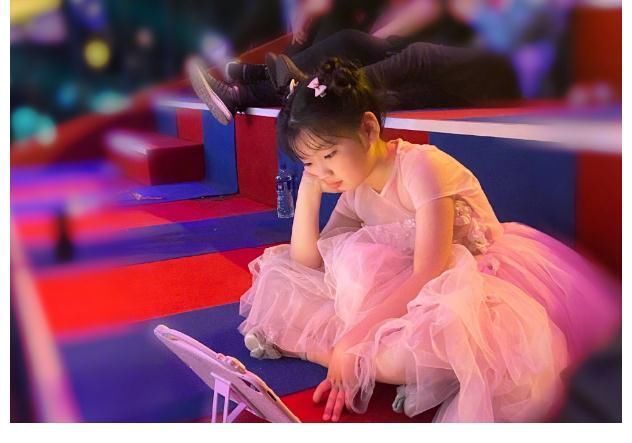 还记得《爸爸去哪儿》的阿拉蕾吗？董力晒出合照，模样变这样了