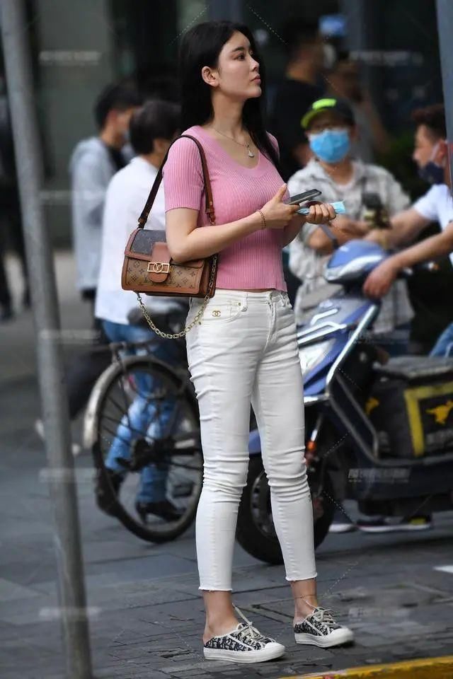 青春|白色牛仔裤和粉色上衣的穿搭,休闲风十足尽显青春魅力