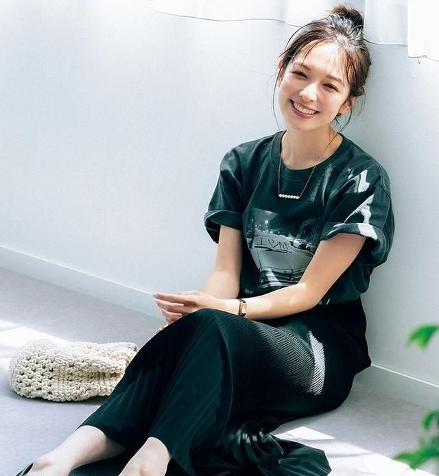 纯白色|初秋穿T恤落伍了?这3个“小心机”细节,让你轻松穿出知性气质