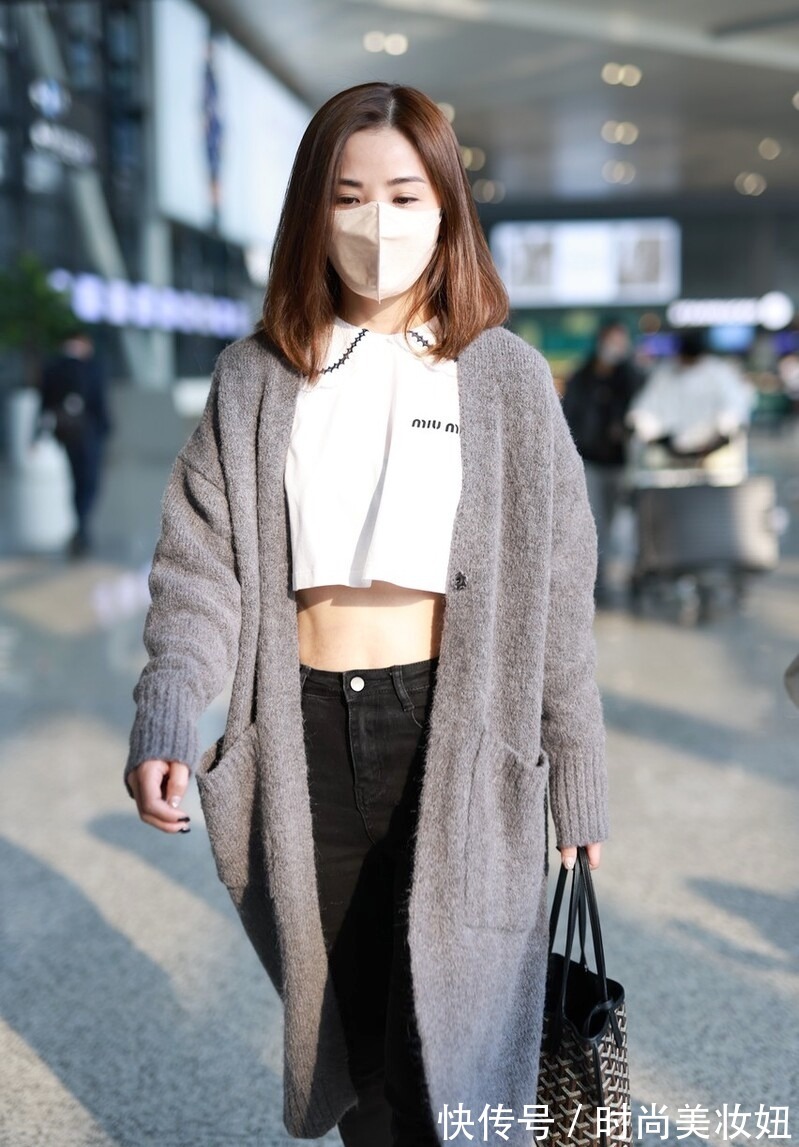 露脐装|阿Sa为秀身材太拼了,大冷天穿露脐装,看到马甲线被惊艳到