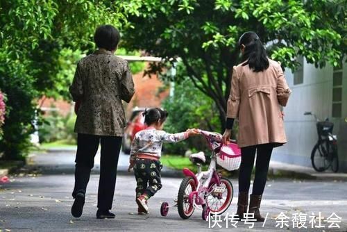 奶奶|姥姥带孩子,超过这一时间就该“退位”了,以免全家麻烦不断
