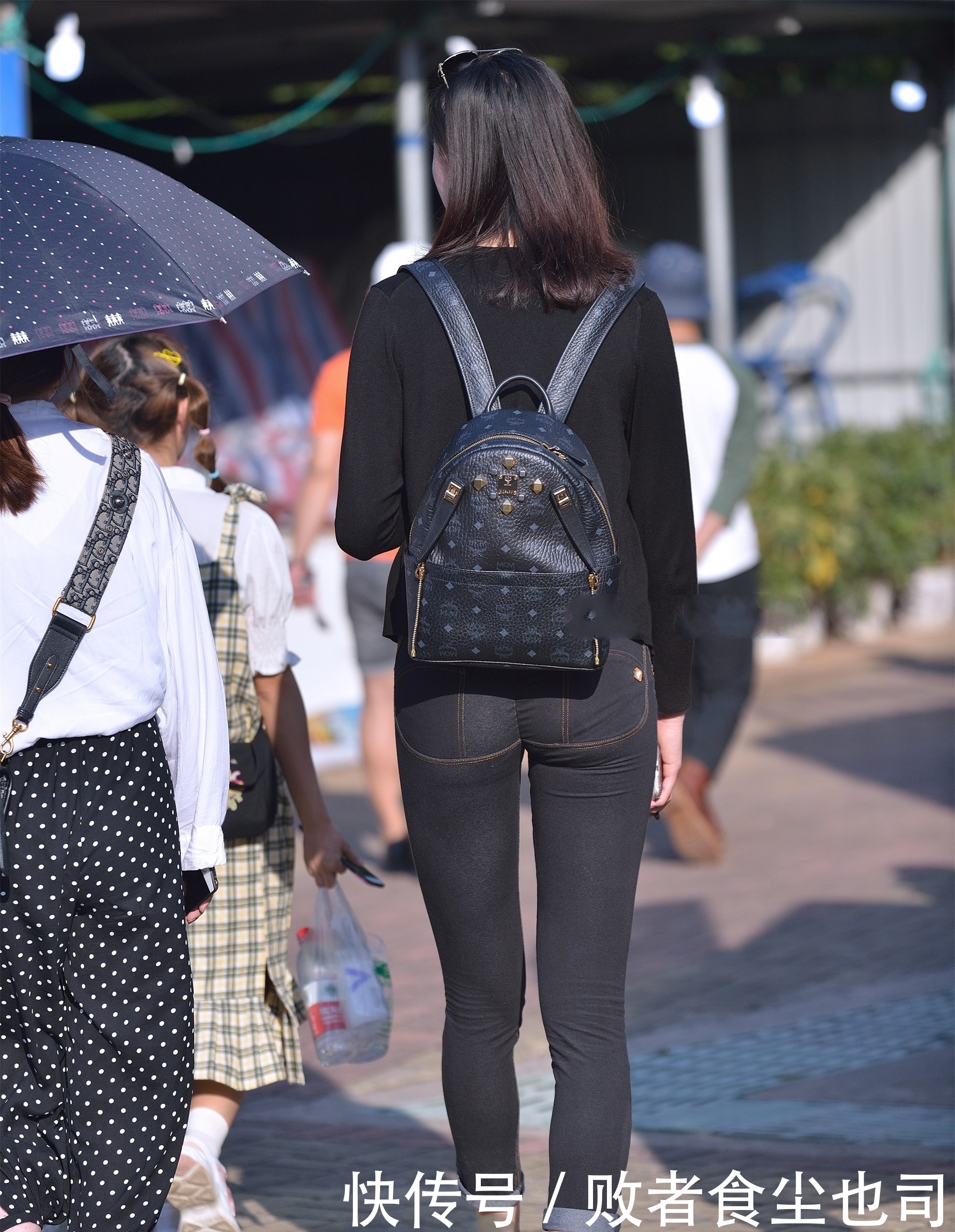 休闲|黑色开衫搭配经典牛仔裤,简约舒适,显时尚休闲感