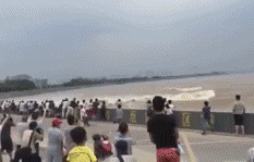 |搞笑GIF:看有些表演,需要做好安全防范