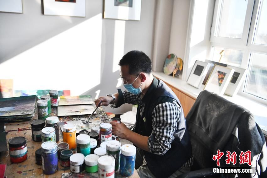 作画！长春：特殊的“画师”为残缺的人生增色