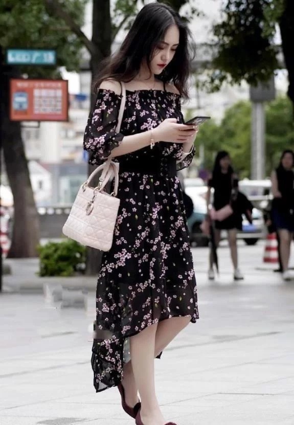 街拍:身穿长裙的小姐姐,身材没得说,是吸睛