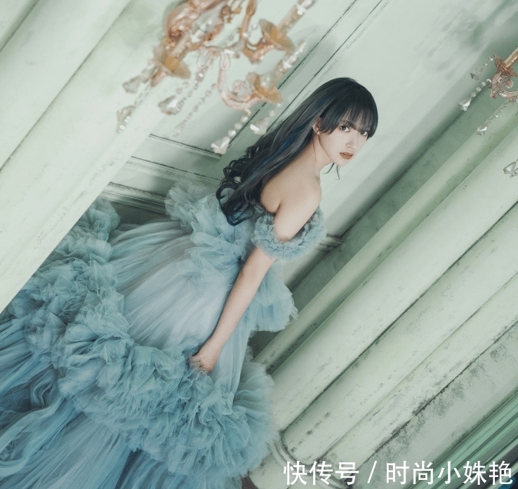 程潇一组婚纱照片曝光，蓝灰发色搭配蓝色婚纱，在逃公主本人吧