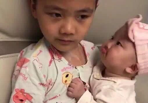 妈妈|妹妹犯错被妈妈教训了之后,一脸委屈地扑进哥哥怀里,画面温馨!