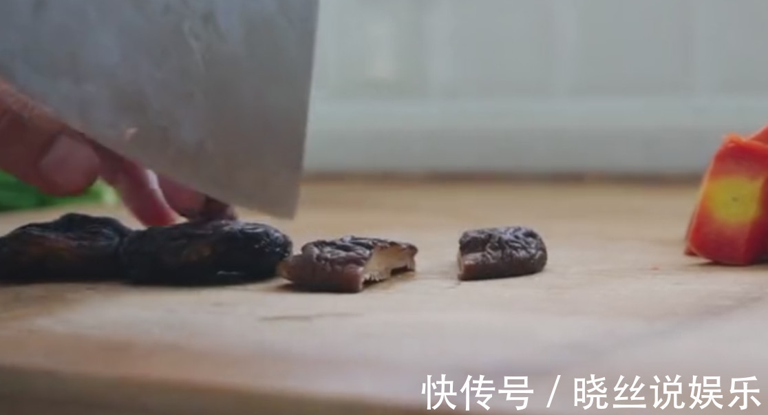 葱段|排骨不要炖土豆了，媳妇给里面倒了一碗面粉，老公不够吃了