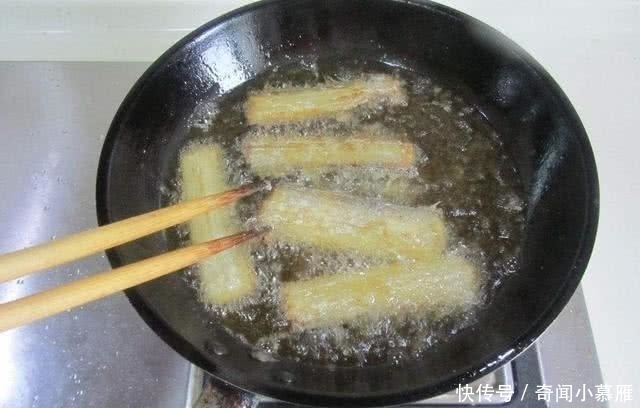 炸带鱼应该怎么做?不要再裹面糊了,这样做更好吃!