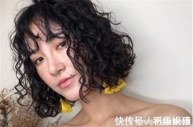 卷发 女人过了40岁,如果你有白头发,少留这3种“发型”,显老没气质