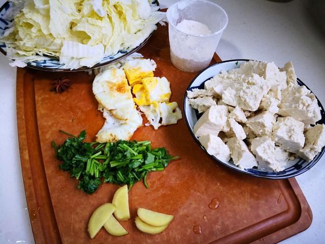 白菜炖豆腐怎么做才好吃?原来诀窍在这里,一次炖一锅,太香了