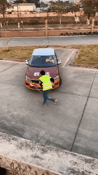 |搞笑GIF:今天周六 带女朋友去海边看看海