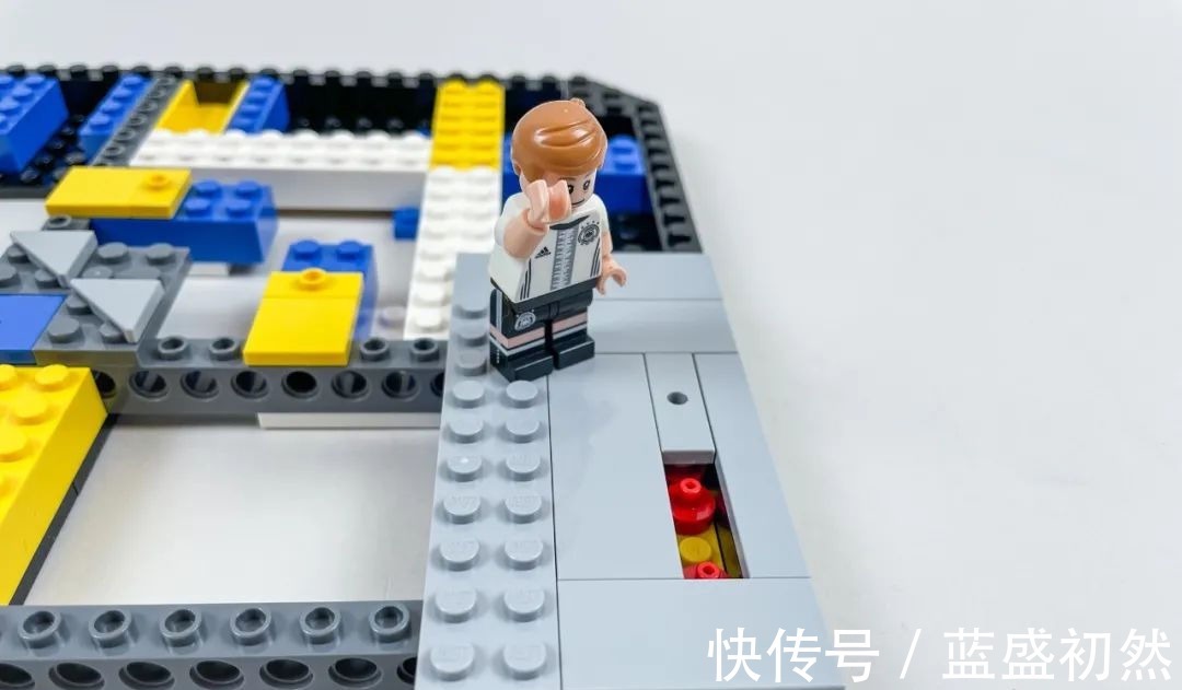 足球场|乐高10299皇家马德里足球场——圣地亚哥·伯纳乌球场开箱评测!