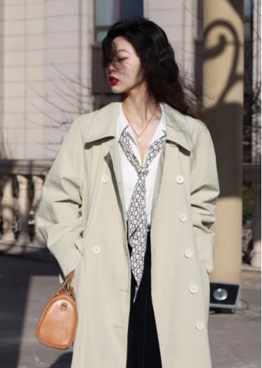 风衣穿得美不美，关键看内搭，早春选择这几款就对了