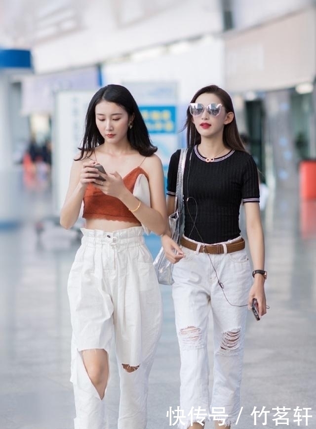 街拍干净清爽的小姐姐,身穿一件背心裙,甚是迷人