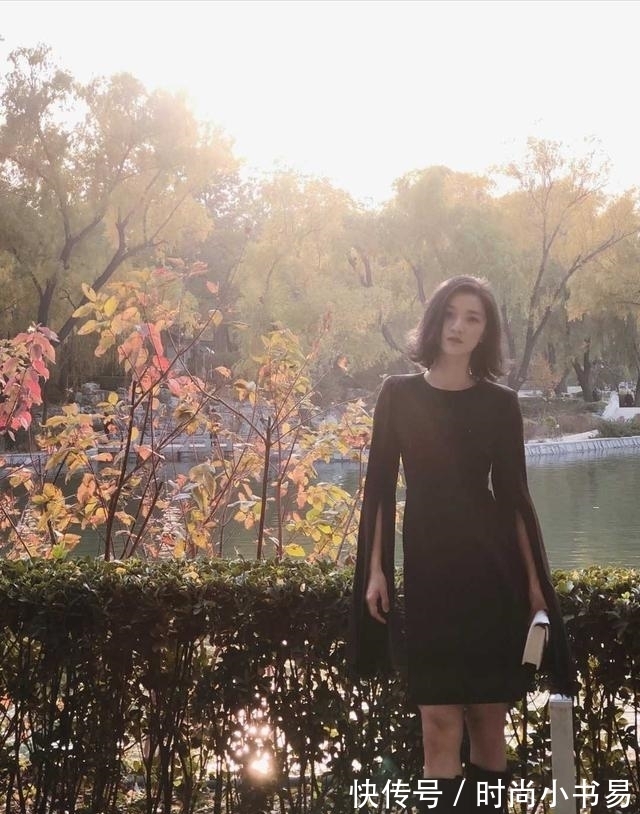 袖子|马伊琍的高级感真盖不住，简单穿斗篷式连衣裙配短发，就气质惊艳