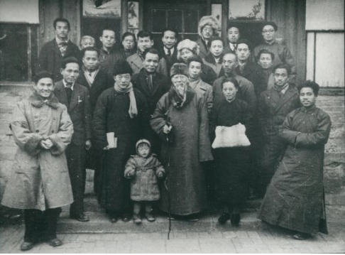 徐悲鸿!徐悲鸿送人一幅未完之画,90岁齐白石为其续补,说:知我者悲鸿