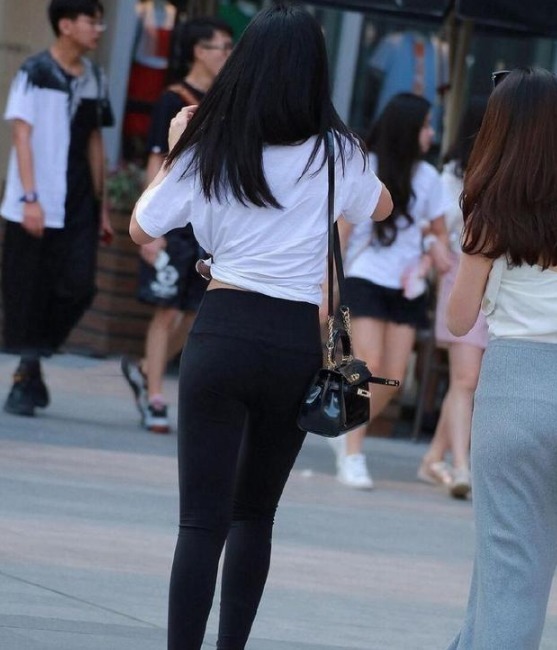 耐看|街拍性感紧身打底裤小姐姐,穿着潮流耐看,呈现时髦气息