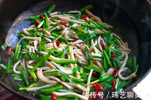 韭菜|冬天的韭菜，鸡蛋靠边站，和这菜炒，实惠又鲜香美味，快学做起来