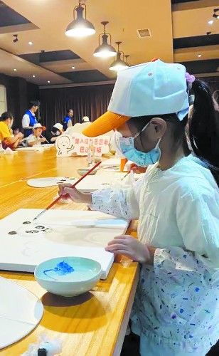 亲子活动|暑期亲子活动 志愿者手把手教你画熊猫