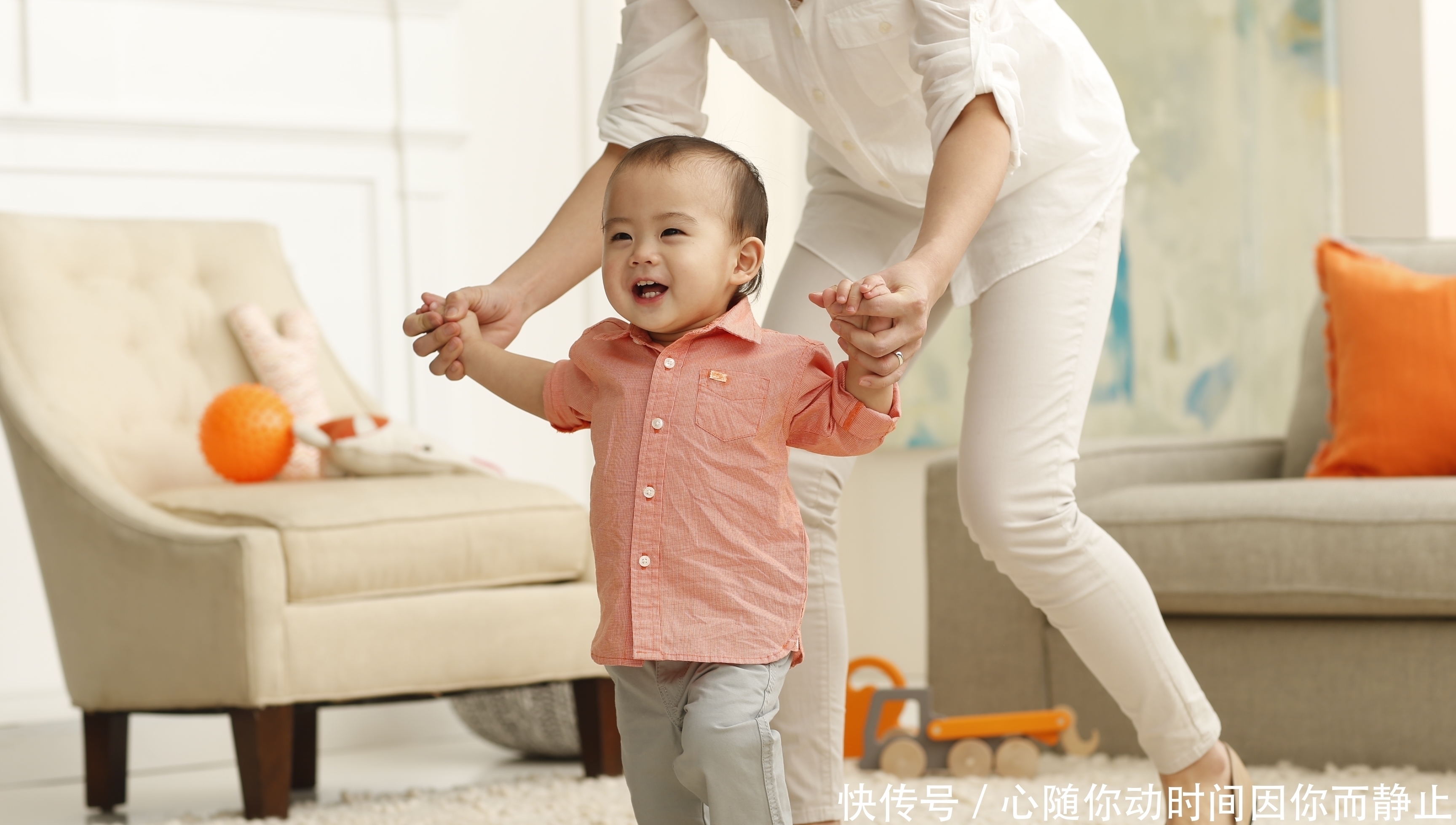 步骤|如何训练宝宝爬行?妈妈按照以下步骤来,不愁宝宝学不会