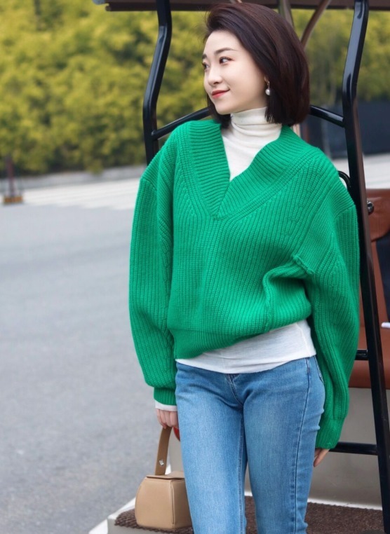 下图 今年流行“毛衣+牛仔裤”,不光保暖舒适,普通人穿了简约又洋气