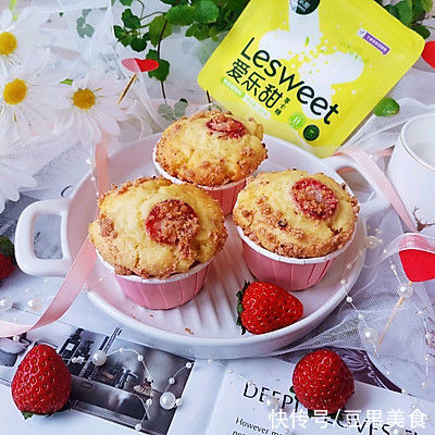 #健康甜蜜烘焙料理#草莓酥粒马芬蛋糕