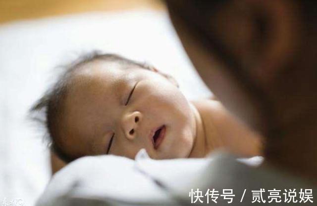 妈妈|为什么母乳喂养的宝宝夜里老醒,喝奶粉宝宝能睡到天亮原因暖心