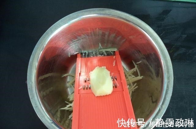 黑胡椒粉|两个土豆两个鸡蛋，无需面粉做美食，儿子吃一次就忘不了，真香