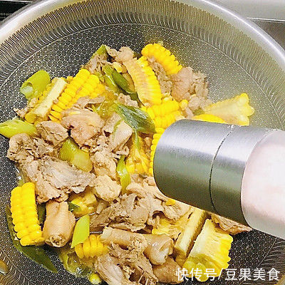 洋葱|美味不用等，玉米烧鸡块五分钟就能上桌的美食