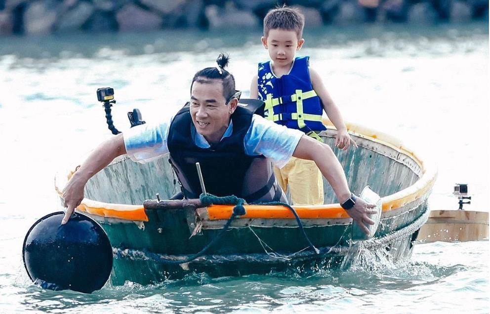 全身|“慌张宝爸”意外火了,抱着孩子全身都在抗拒,转过身来网友乐了