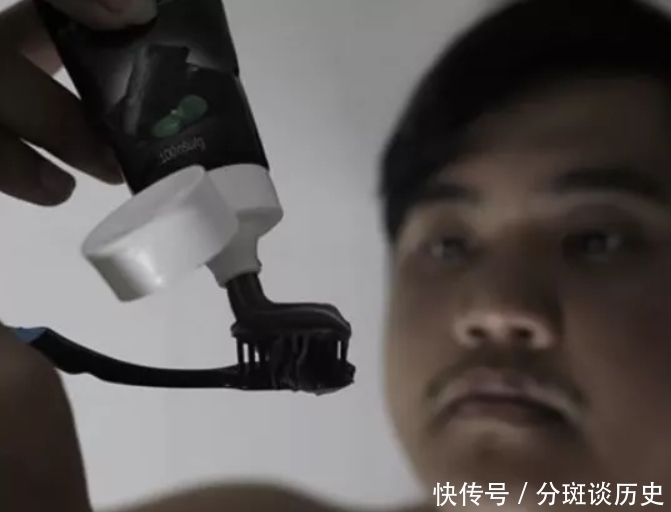 工具|泰国小哥因cos毒液走红,看到“廉价”工具,网友:我笑出了鹅叫!