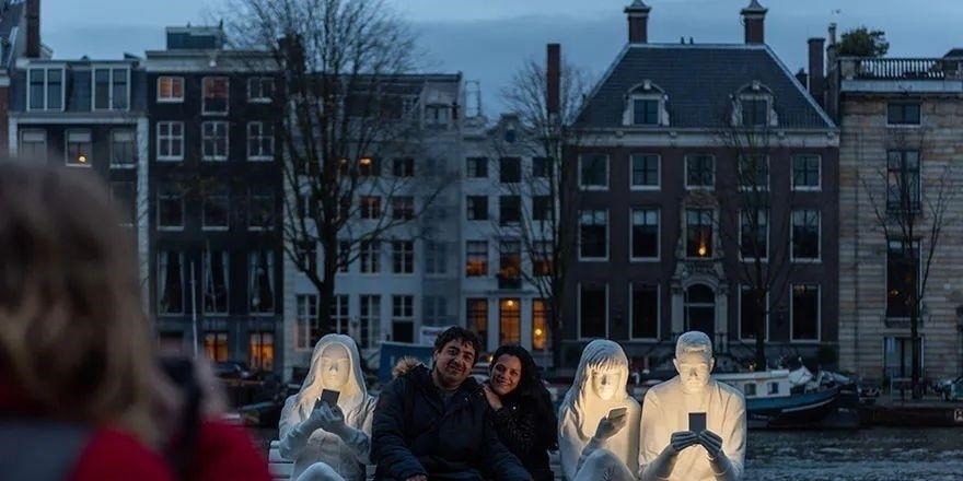 lucas&这位雕塑家的一个作品,让看到的人,戒掉对手机的依赖