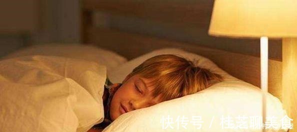 父母|粗心宝爸秒变“操心”奶爸,宝妈总看孩子每天是否还“活着”