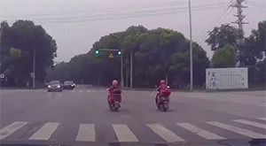 |搞笑车祸Gif:大难临头各自飞!这车头不讲义气啊