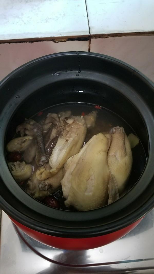 炖鸡汤，直接下锅煮就毁了，掌握一个技巧，汤清澈甘甜，鸡肉不柴