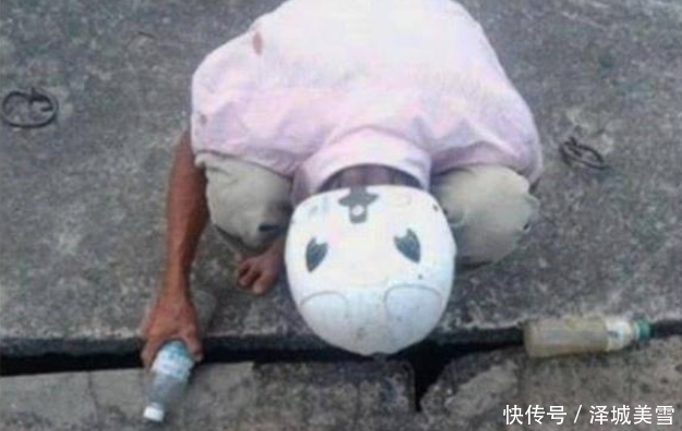 摩的师傅蹲马路边钓鱼,狭窄的臭水沟,在他眼里就是“马尔代夫”