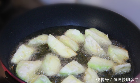 大厨教你做红烧茄子,记住这2点,不发黑不吸油,焦香软嫩不油腻