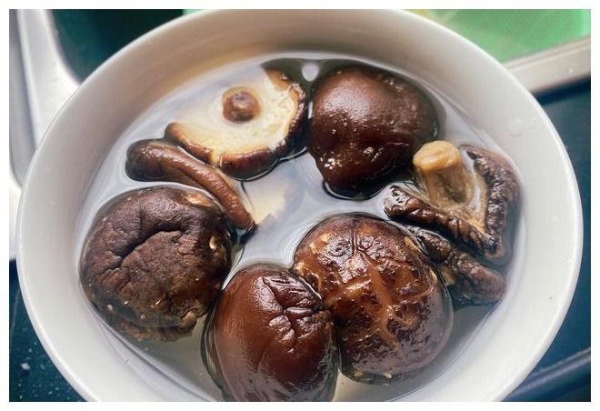 炒糯米饭要牢记2个小窍门，炒出来的糯米饭，粒粒晶莹，香甜软糯