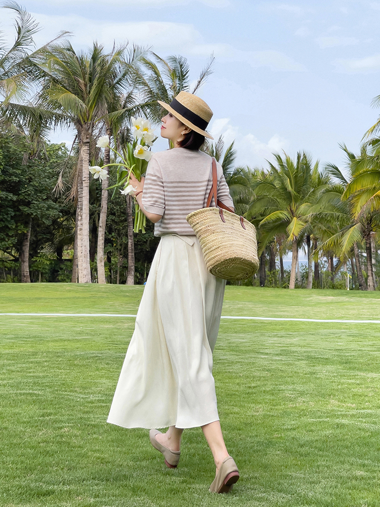 显瘦|“短袖T恤+半身裙”这也太配了吧!显白显瘦,太适30岁的女人了