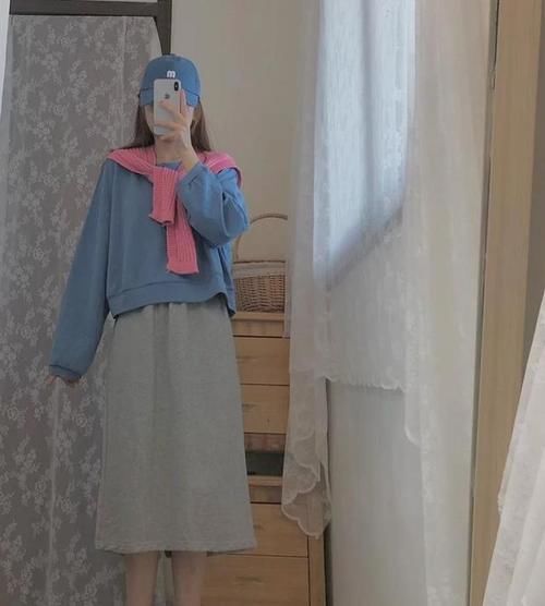 今年春天，卫衣叠穿不再流行，外搭“小披肩”才是正确打开方式